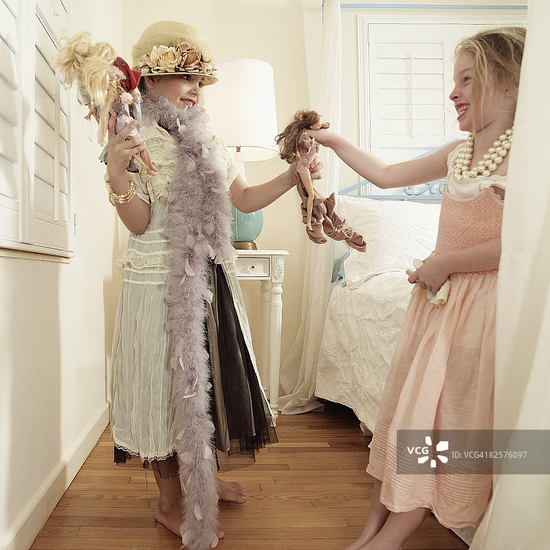 两个女孩穿着成人服装图片素材