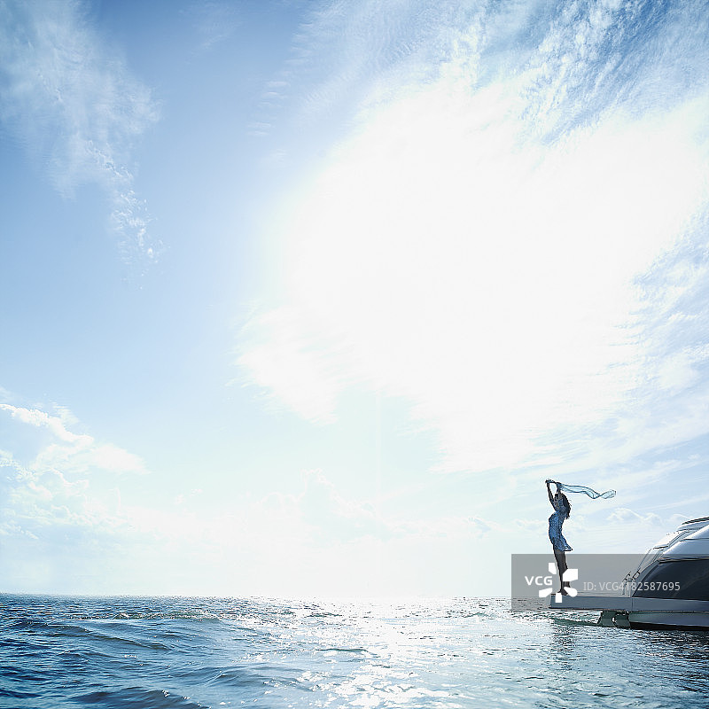 手持围巾的女人图片素材