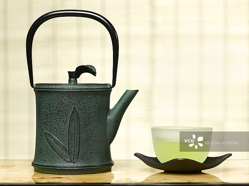 茶壶和一杯绿茶图片素材