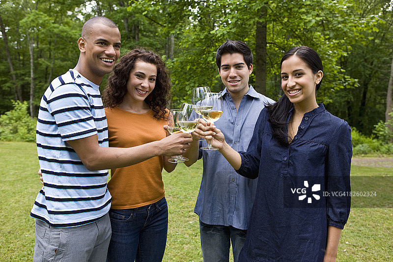 在乡村住宅参加户外花园派对的西班牙裔人图片素材