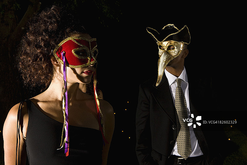 夜晚户外的狂欢节面具派对图片素材