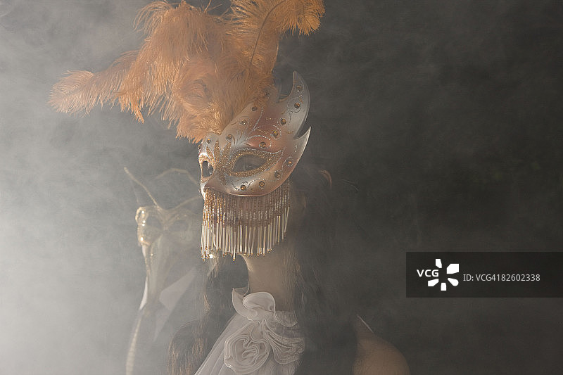 夜晚户外的狂欢节面具派对图片素材