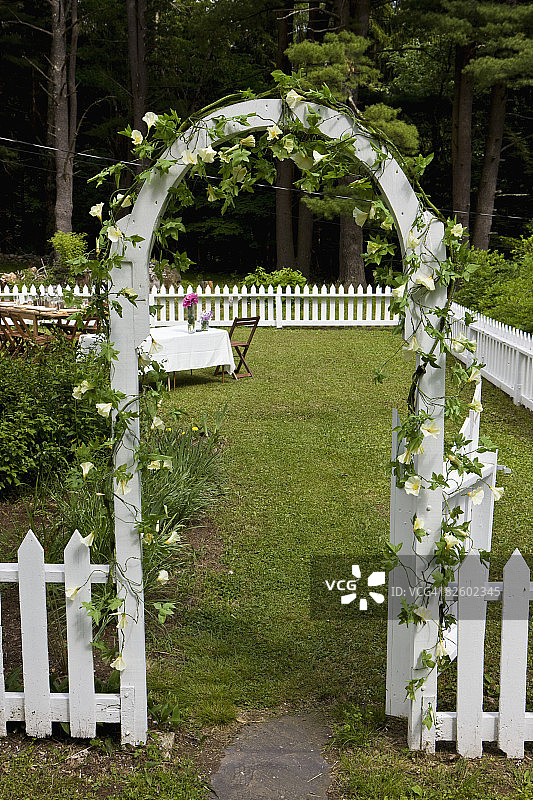 乡村住宅外的拱门图片素材