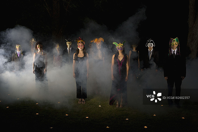 夜晚户外的狂欢节面具派对图片素材