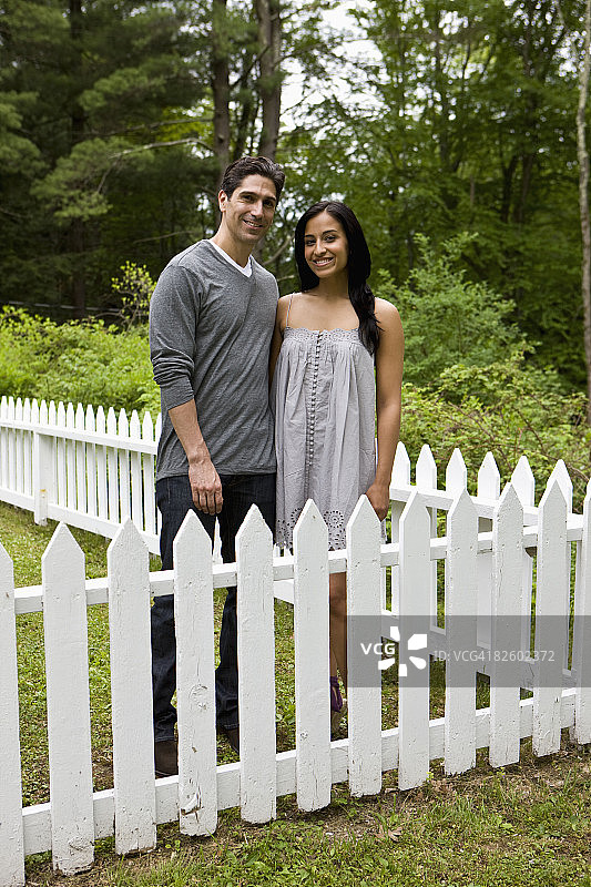 西班牙裔夫妇在乡村住宅外图片素材