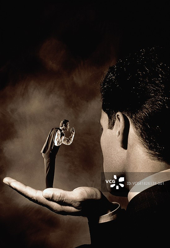 小商人对着大商人耳朵喊叫（合成图）图片素材