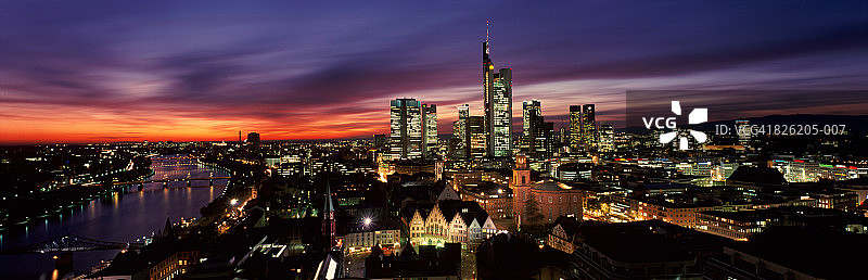 德国黑森州法兰克福：城市天际线在黄昏时分被照亮图片素材