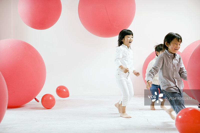 孩子们玩红色大气球图片素材