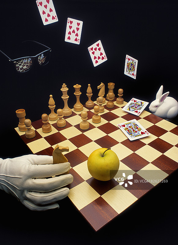 超现实棋盘与手、苹果和兔子图片素材