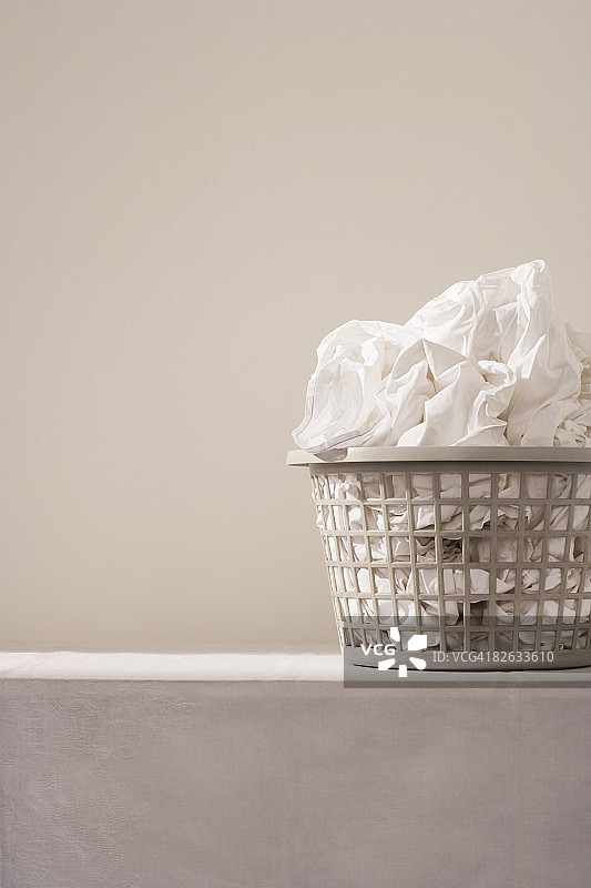 桌子上的洗衣篮图片素材