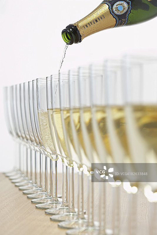 香槟酒瓶倾倒酒杯图片素材