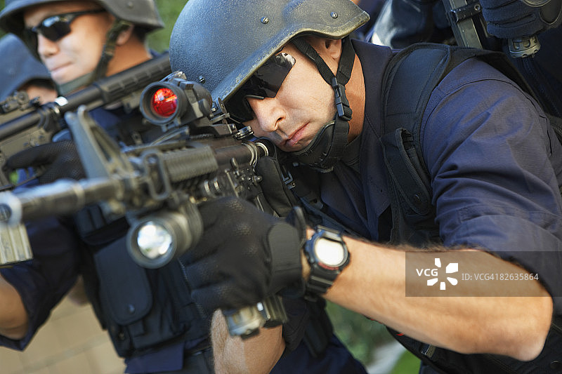 特警队员持枪瞄准图片素材