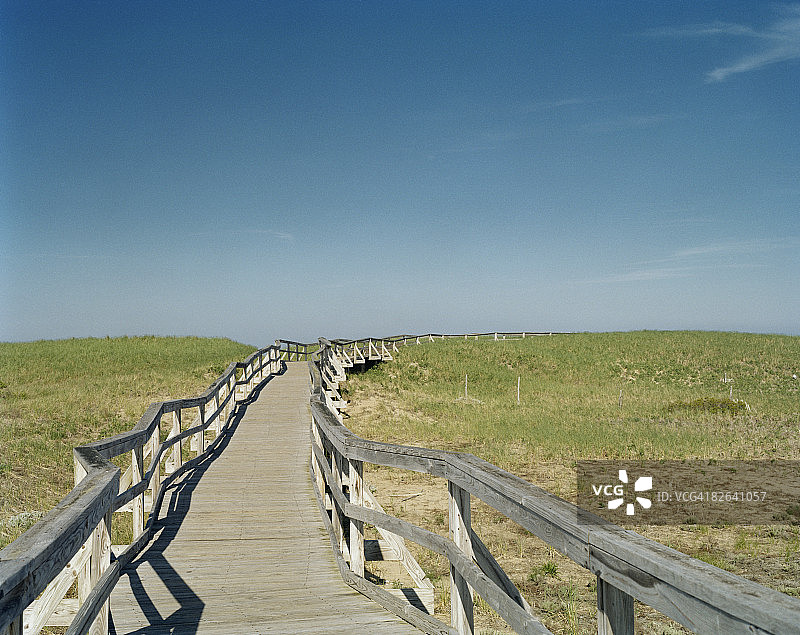 通往山上的木板路图片素材