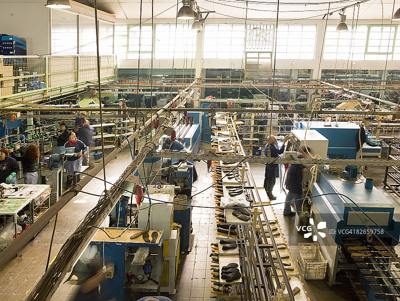 在鞋厂工作的人们图片素材