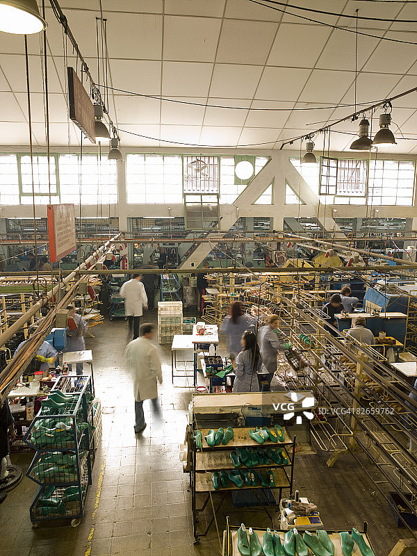 在鞋厂工作的人们图片素材