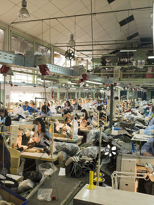 在鞋厂工作的人们图片素材