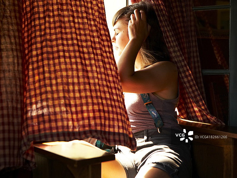 坐在窗边的女人图片素材