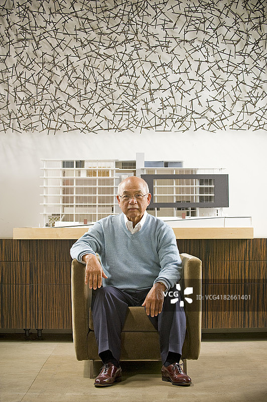 办公室里的年长建筑师肖像图片素材