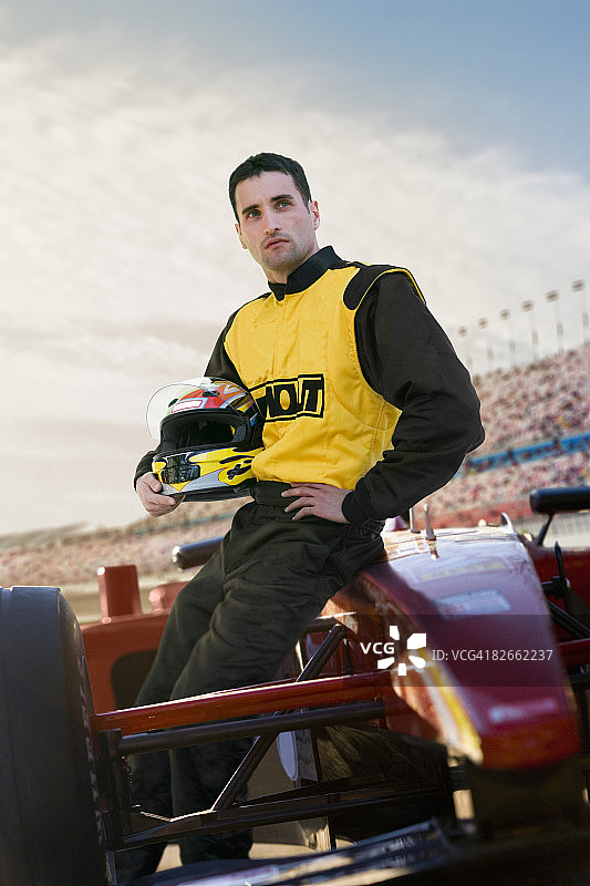 倚靠在车上的男赛车手图片素材