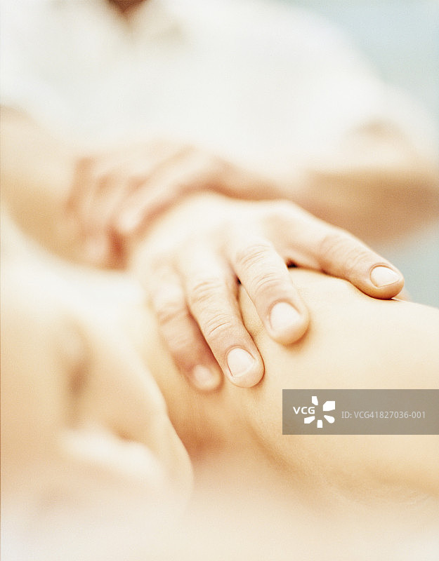 手部给予按摩，特写（聚焦手部）图片素材