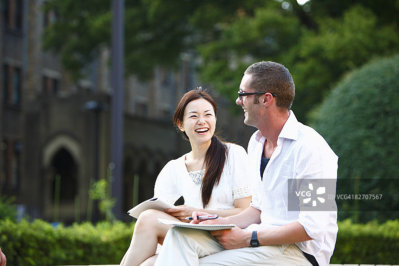 在校园里学习的年轻学生图片素材
