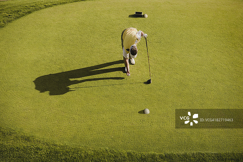 高尔夫球手准备球座上的球图片素材
