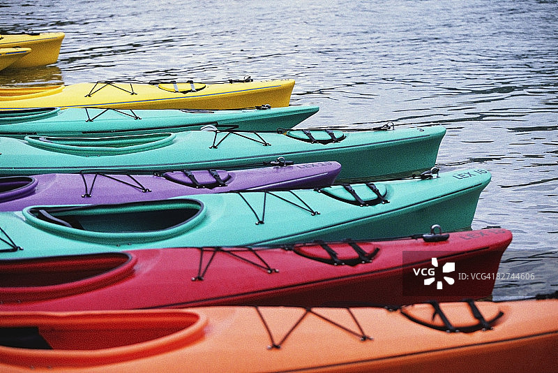 水面上的皮划艇图片素材