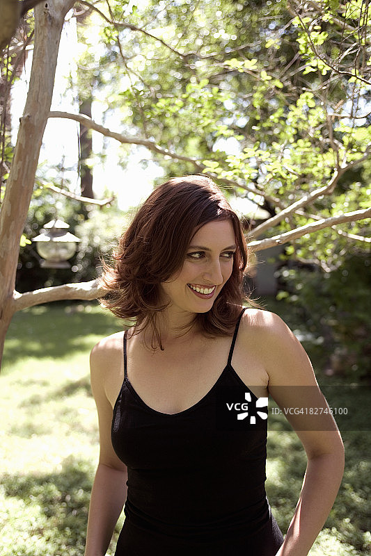 微笑的黑背心女人图片素材