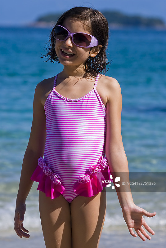 穿着泳衣，戴着成人太阳镜的女孩图片素材