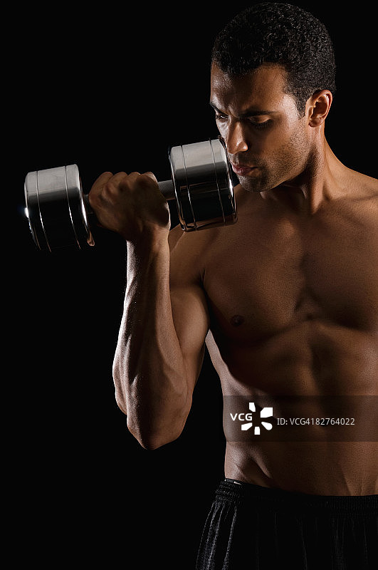 年轻男人弯举哑铃图片素材