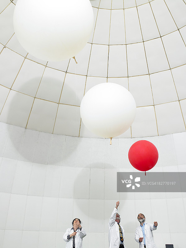 科学家观察气象气球向上漂浮图片素材