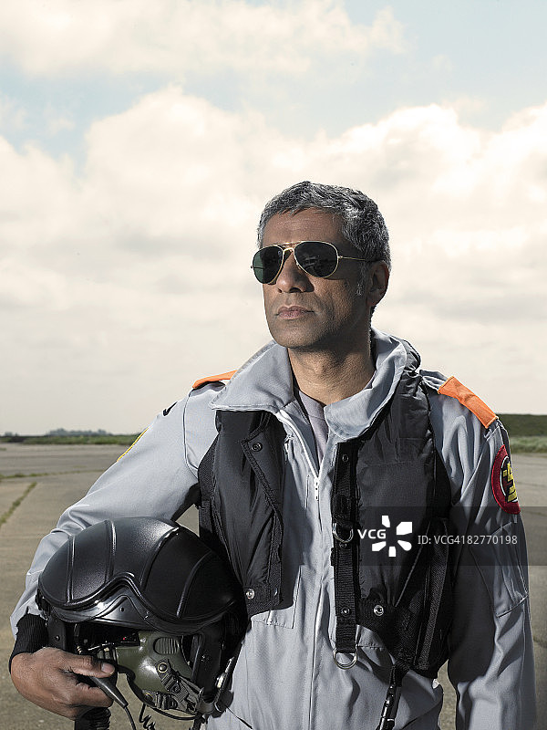 机场上的试飞员肖像图片素材