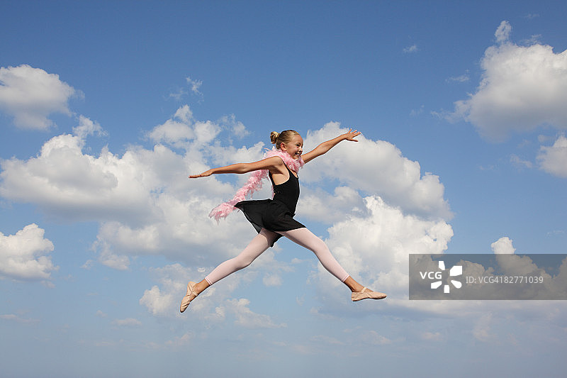 在空中跳舞的优雅年轻芭蕾舞女图片素材