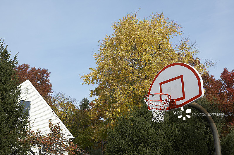 房子旁的篮球架图片素材