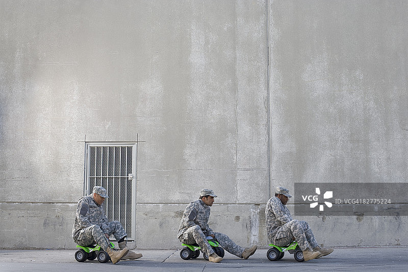 军装男人驾驶玩具全地形车图片素材