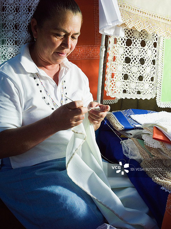 成年女人锯木头图片素材