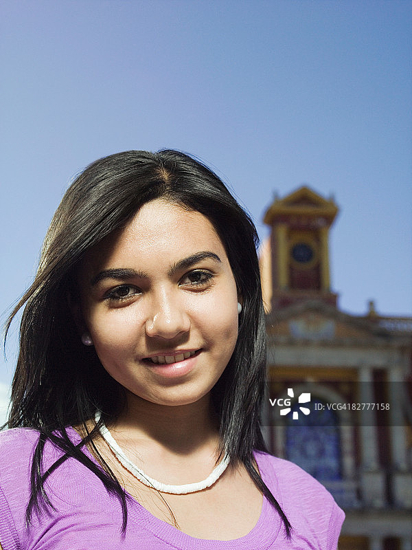 户外的一位西班牙裔年轻女子图片素材