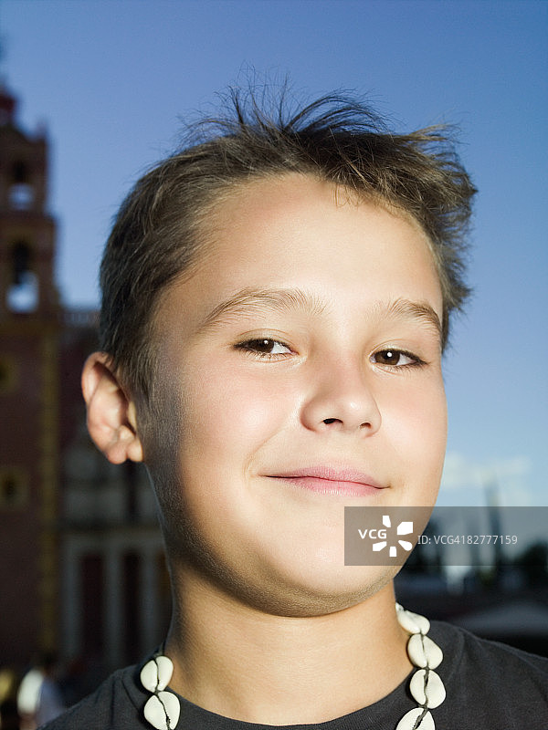 户外的西班牙裔年轻男孩肖像图片素材