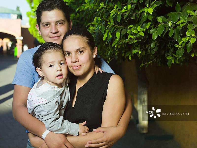 户外西班牙裔年轻家庭 портрет图片素材