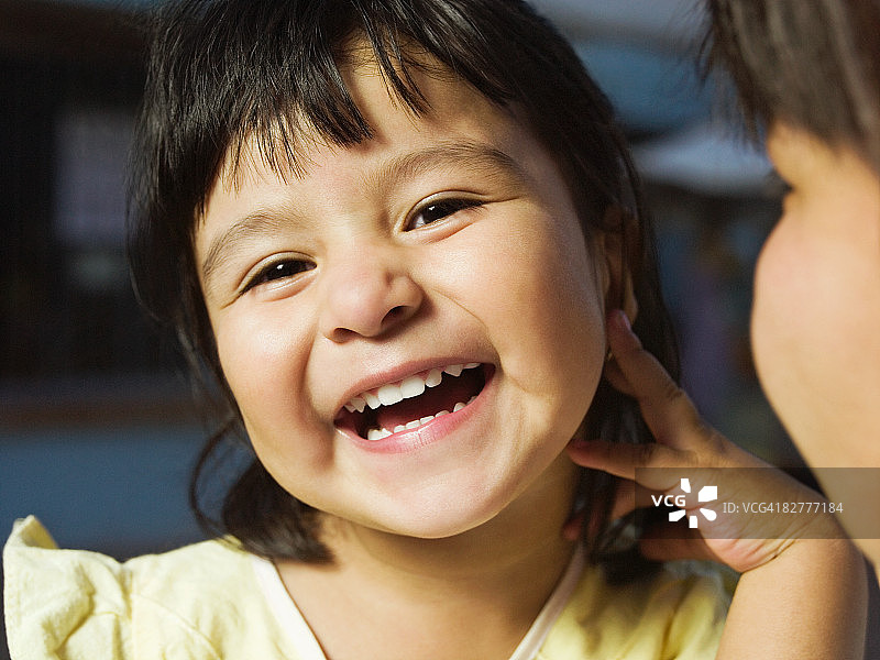 微笑的西班牙裔女孩图片素材