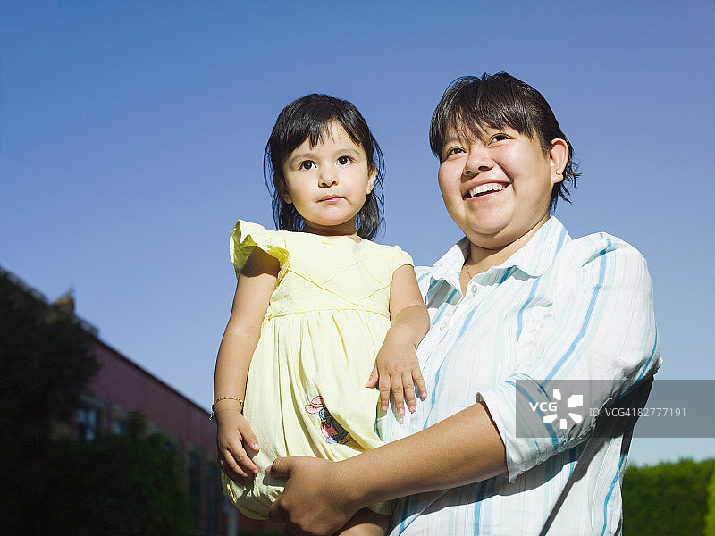 女子抱着小女孩图片素材