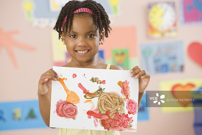 在教室里拿着画的非洲女学生图片素材