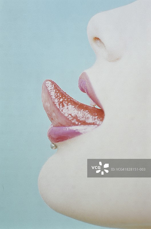 女人伸出舌头，侧视图，特写图片素材