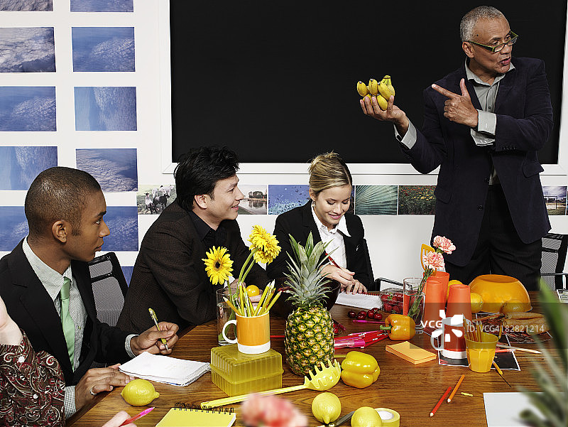 男人在会议室讨论香蕉话题图片素材