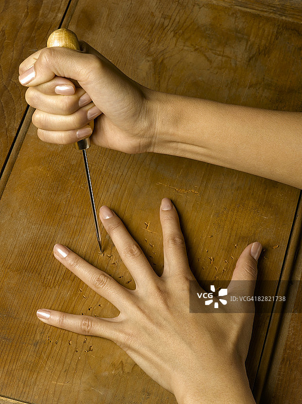 用冰锥玩危险游戏的女人图片素材