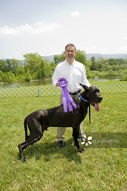 主人和他获胜的大丹犬的画像图片素材