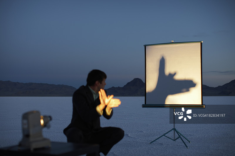 在沙漠中制作影子的人图片素材