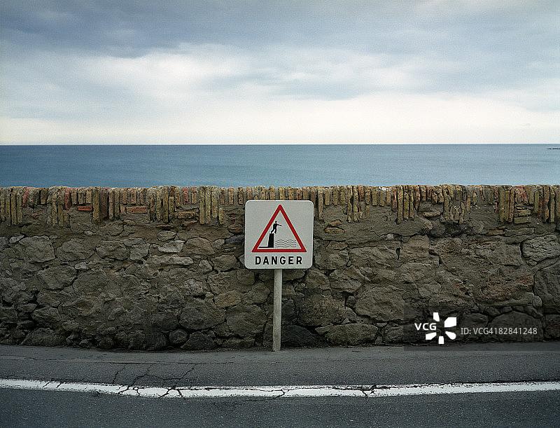 人从悬崖上掉落的危险标志图片素材