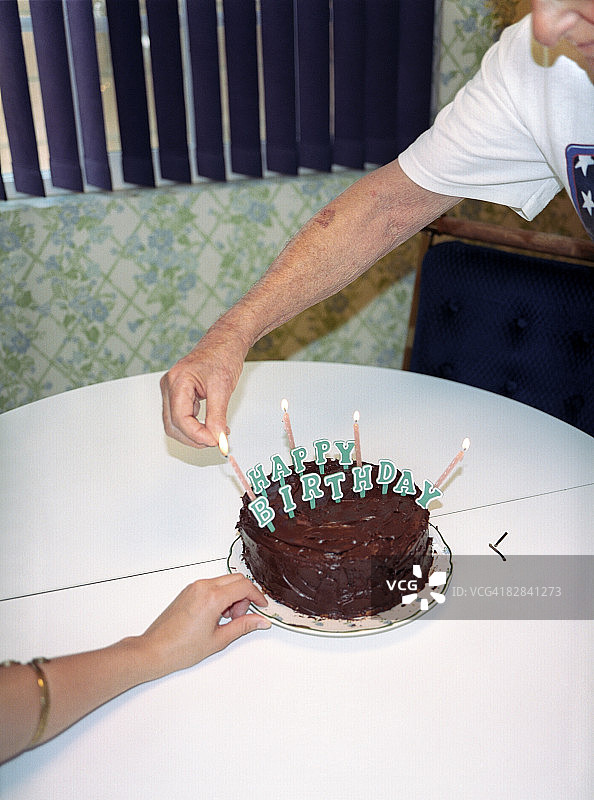 厨房桌上的生日快乐蛋糕图片素材