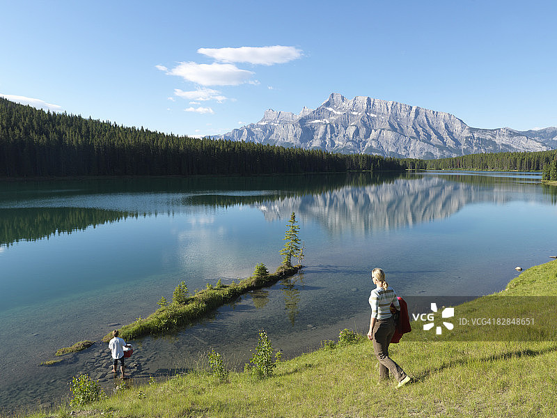 情侣携带野餐用品在Two Jack湖边图片素材